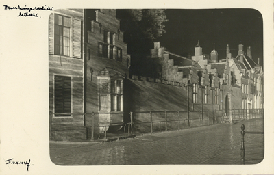 99294 Gezicht op de vleugel van Paushuize (Kromme Nieuwegracht 49) aan de Kromme Nieuwegracht te Utrecht, bij avond.